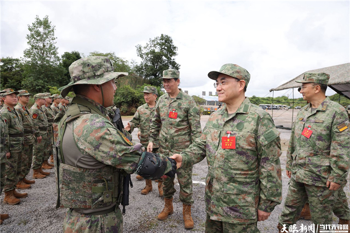 （審定）DPCL8988-2 - ----2024年7月31日，省委書(shū)記、省人大常委會(huì)主任、省軍區(qū)黨委第一書(shū)記徐麟，省委副書(shū)記、省長(zhǎng)、省國(guó)防動(dòng)員委員會(huì)主任李炳軍，省政協(xié)主席趙永清，省委副書(shū)記、省委政法委書(shū)記時(shí)光輝等集體參加“八一”軍事日活動(dòng)。圖為徐麟與官兵親切握手。貴州日?qǐng)?bào)天眼新聞?dòng)浾?杜朋城 攝影.jpg