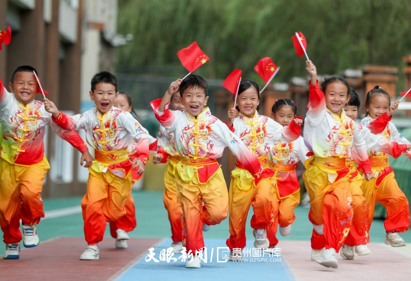 802242-2024年9月27日，在貴州省貴陽市開陽縣第二幼兒園舉行的喜迎國慶活動中，小朋友揮舞國旗開心奔跑。.jpg