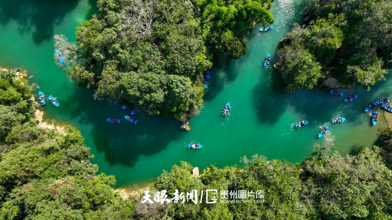 663078-10月1日，游客在荔波縣小七孔景區(qū)乘船游玩。.jpg