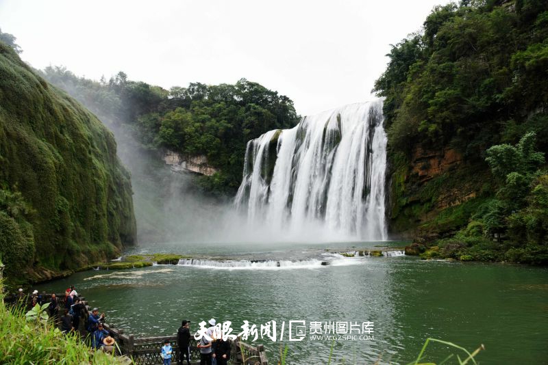 670265-2023年10月27日，游客在安順市黃果樹(shù)瀑布前觀賞。.jpg