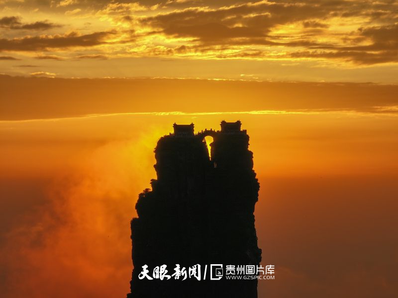 767597-2024年6月15日，在世界自然遺產(chǎn)地梵凈山景區(qū)拍攝的夕陽(yáng)美景。.jpg