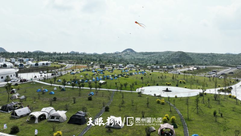 798634-9月15日，百里杜鵑方家坪露營(yíng)基地，前來(lái)露營(yíng)的游客正在放風(fēng)箏.jpg