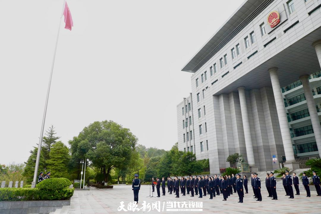 圖為省檢察院機(jī)關(guān)國慶節(jié)升國旗儀式現(xiàn)場。粟龍羿 攝.jpg